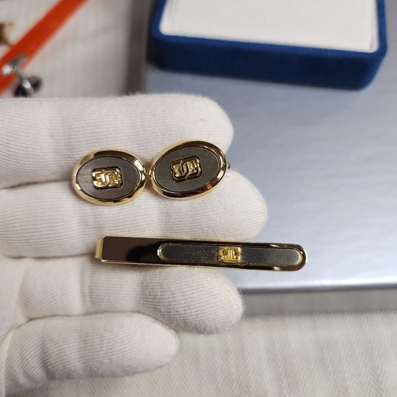 Givenchy set of cufflinks and Clip-on tie - Picture 5 of 12